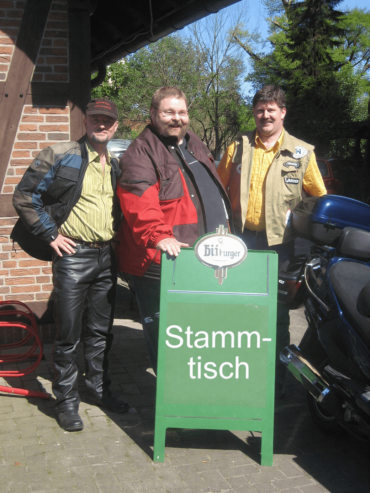 Rollerfahrer vom Rollerstammtisch Unterweser mit ihren Rollern am Ufer der Weser
