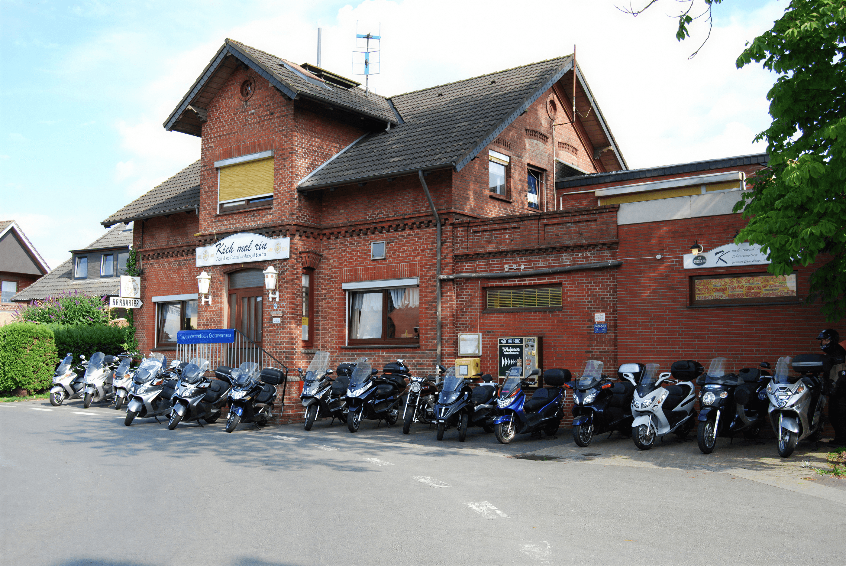 Rollerfahrer des Rollerstammtisch Unterweser bei einer gemeinsamen Ausfahrt